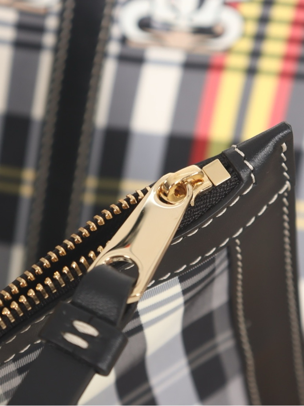 ♥️Burberry Elegant Giant Tartan Plaid Large Tote Bag with Contrast Trim♥️ - Picture 12 of 14
